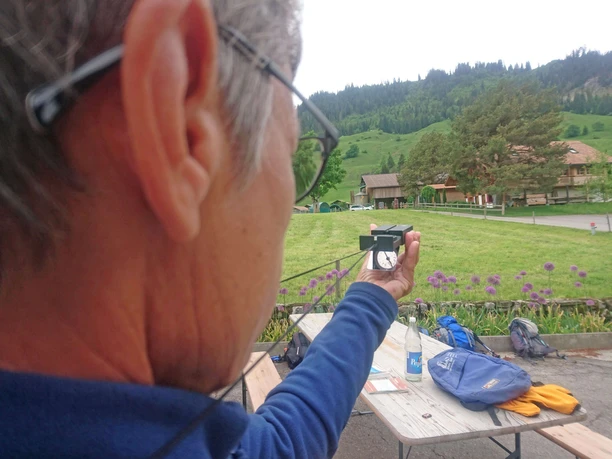 Behalte die Orientierung auf der Wanderung dank Kompass