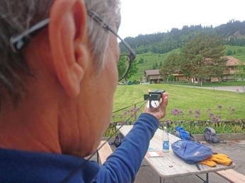 Keep your bearings on the hike thanks to the compass