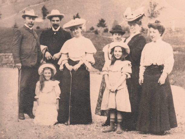 Dr. Albert Schweitzer auf Besuch in der Grimmialp Historisches Bild der Reisegruppe rund um Albert Schweitzer