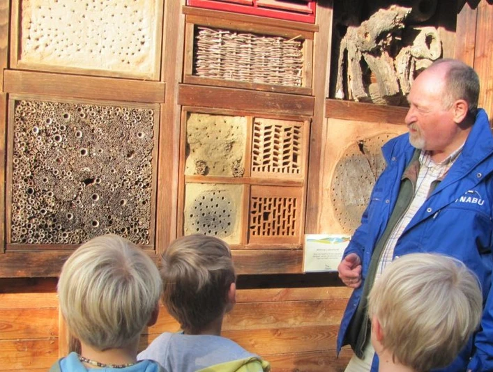 Ein Naturschutzberater auf dem NABU-Wildtiernis Gut Sunder Ein Naturschutzberater auf dem NABU-Wildtiernis Gut SunderA nature conservation advisor at the NABU Wild Animal Conservation Park Gut Sunder