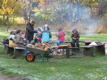 Kinder am Lagerfeuer, NABU-Wildtiernis Gut Sunder Kinder am Lagerfeuer, NABU-Wildtiernis Gut SunderChildren around the campfire, NABU Wild Animal Conservation Park