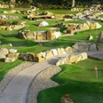 janßen-hof-rastede_abenteuergolfen Miniaturgolfplatz in Rastede mit Steinlandschaft und Fahnen.Miniature golf course in Rastede with stone landscape and flags.