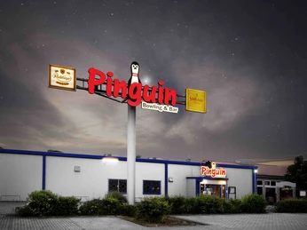 Pinguin Bowling Bar in Celle bei Nacht Pinguin Bowling Bar in Celle bei NachtPenguin Bowling Bar in Celle by night