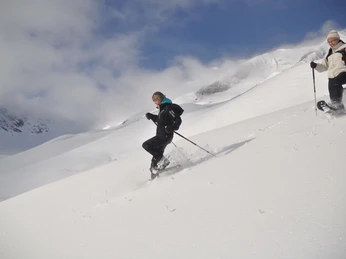 Randonnée en raquettes dans la poudreuse fraîche