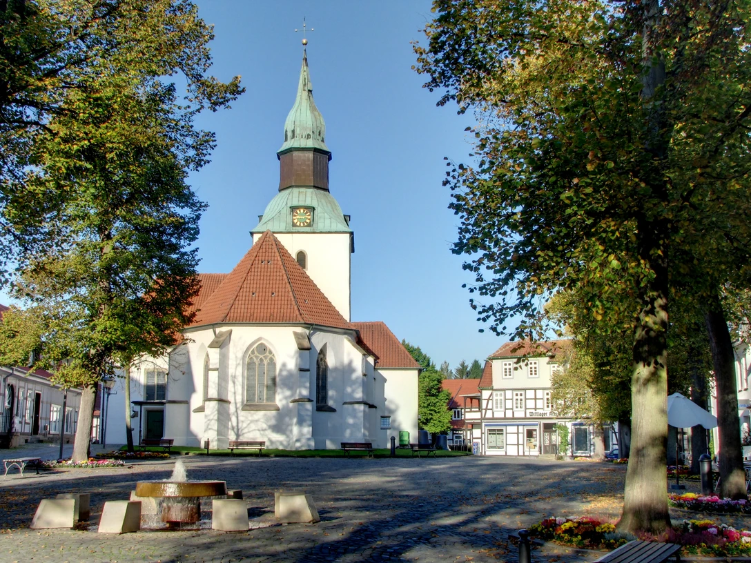 Kirchplatz mit St. Nikolai-Kirche Kerkplein met St.-Nikolai-Kirche in Bad Essen
