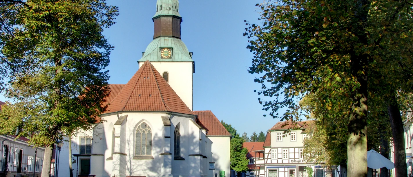 Kirchplatz mit St. Nikolai-Kirche Kerkplein met St.-Nikolai-Kirche in Bad Essen