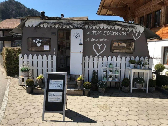The «Alpen-Charme» caravan in summer