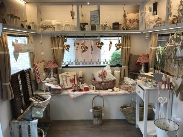 La caravane de la boutique «Alpen-Charme» de l'intérieur