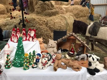 Adventsmarkt1 c) Familienbauernhof Fass.jpg