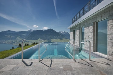 Piscine extérieure de l'hôtel Villa Honegg Vue depuis la Villa Honegg