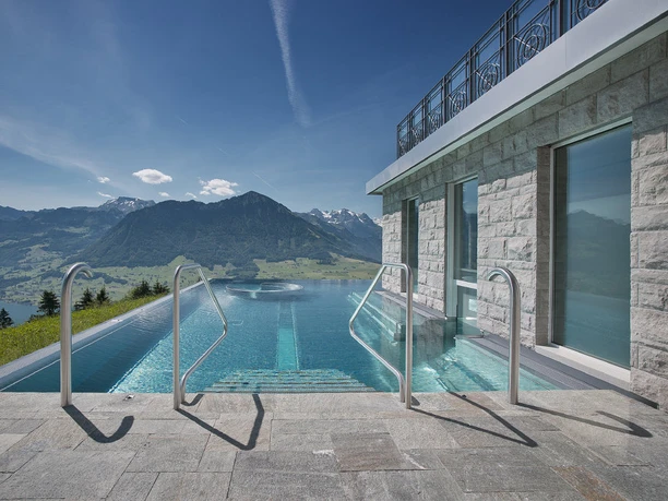 Piscine extérieure de l'hôtel Villa Honegg Vue depuis la Villa Honegg