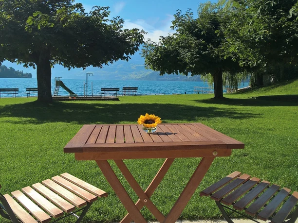 oberhofen-strandbad-sommer-thunersee-restaurant-wiese