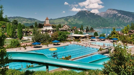 spiez-freibad-rutsche-sommer-familie-wasser