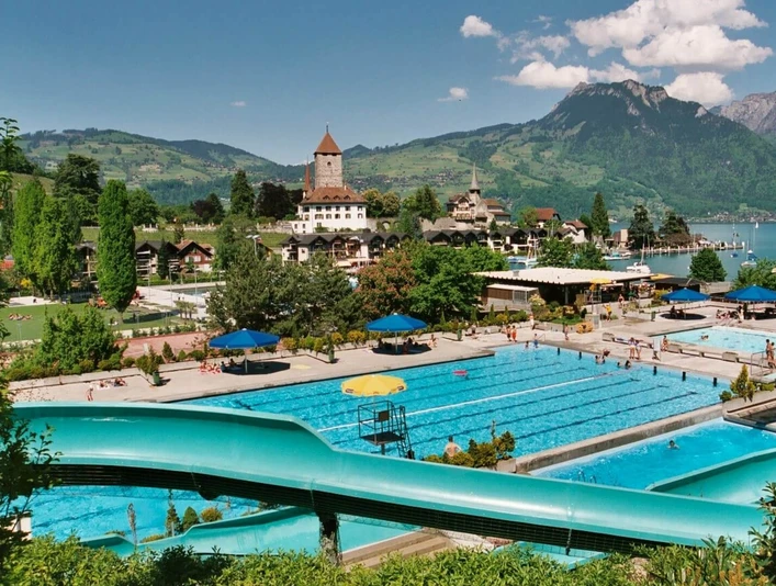 spiez-freibad-rutsche-sommer-familie-wasser