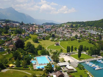 spiez-freibad-sommer-baden-vogelperspektive