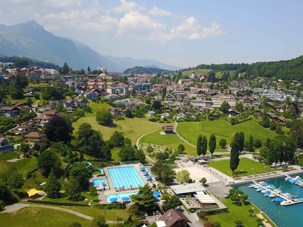 spiez-freibad-sommer-baden-vogelperspektive