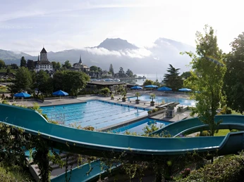 spiez-freibad-sommer-rutsche-familie-wasseraktivitaet