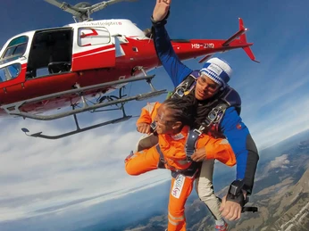 skydive-interlaken-helikopter-jump-sommer
