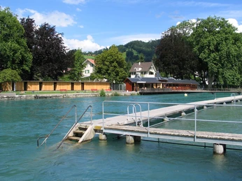 thun-schwaebis-flussbad-sommer-aare-erfrischung