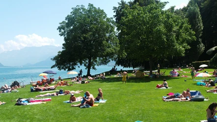 faulensee-strandbad-sommer-thunersee-berge-wolken-liegewiese