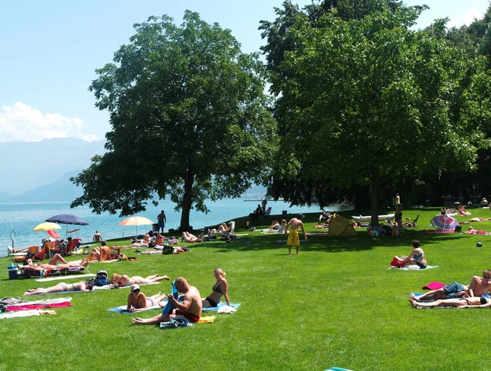 faulensee-strandbad-sommer-thunersee-berge-wolken-liegewiese