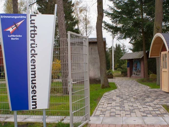 Eingang der Erinnerungsstätte Luftbrücke Berlin Eingang der Erinnerungsstätte Luftbrücke BerlinEntrance to the Memorial Site to the Berlin Air Lift