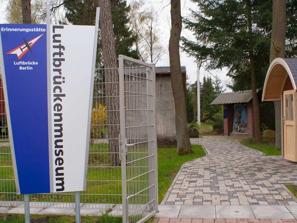 Eingang der Erinnerungsstätte Luftbrücke Berlin Eingang der Erinnerungsstätte Luftbrücke Berlin