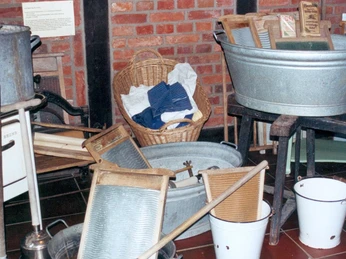 Wäschewanne im Heimatmuseum Hermannsburg Wäschewanne im Heimatmuseum HermannsburgLaundry tub in the Museum of Home in Hermannsburg