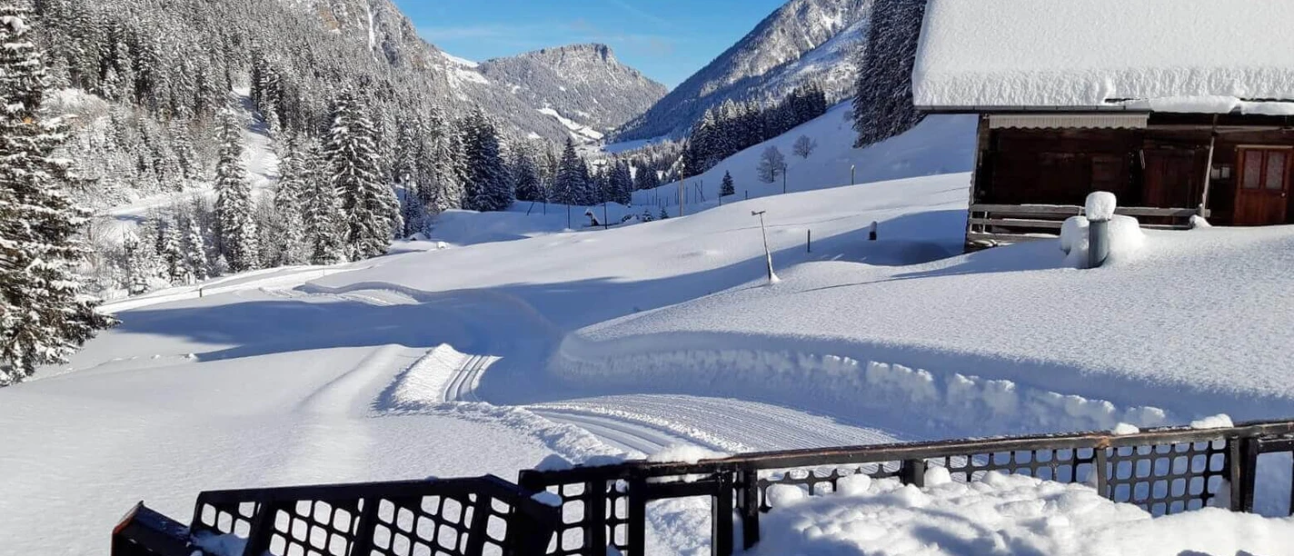 René, le chef des pistes de ski de fond, veille à ce que les pistes soient toujours fraîchement préparées.