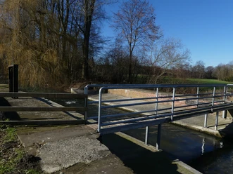 Das Rothebach-Aquädukt des Boker Kanals überwindet eine Flussquerung, ergänzt durch eine Brücke.
