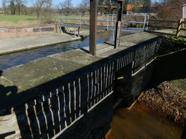 Rothebach-Aquädukt des Boker Kanals Aquädukt aus Beton, gesäumt von Metallgeländer, überspannt den Rothebach bei sonnigem Wetter.