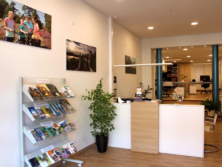 Touristinformation Wittingen Counter in der Touristinformation WittingenCounter in the tourist information office in WittingenSkranken i turistinformationscentret i WittingenBalie in het toeristeninformatiecentrum in Wittingen