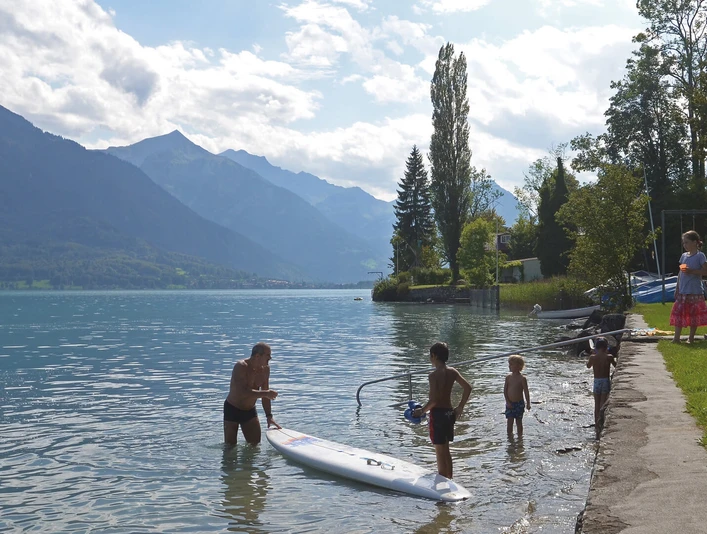 niederried-freibad-sommer-brienzersee-sup-familie