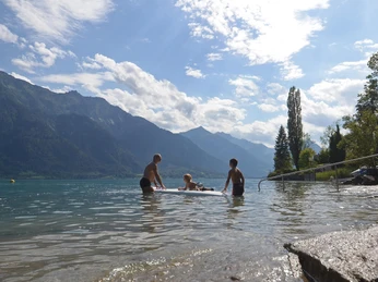 niederried-freibad-sommer-familie-brienzersee