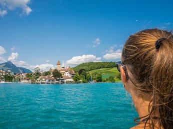 spiez-schwanenpedalo-sommer-thunersee-familie-ausflug-aussicht-perspektive-boot-pedalo
