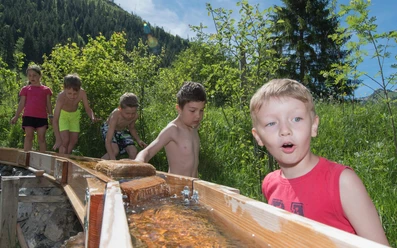 diemtigtal-familie-kinder-gwunderwasser-sommer-familienausfluege