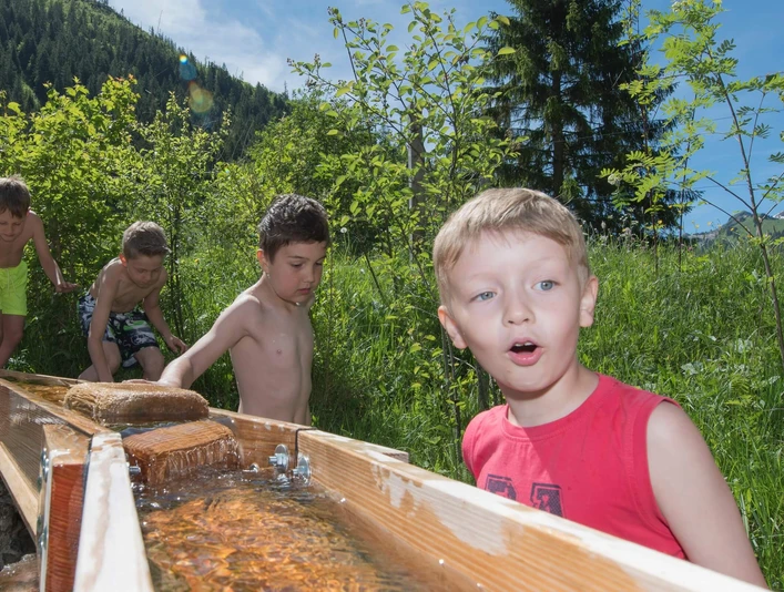 diemtigtal-familie-kinder-gwunderwasser-sommer-familienausfluege