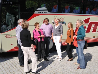 678_reisegruppe_am_bus-original
