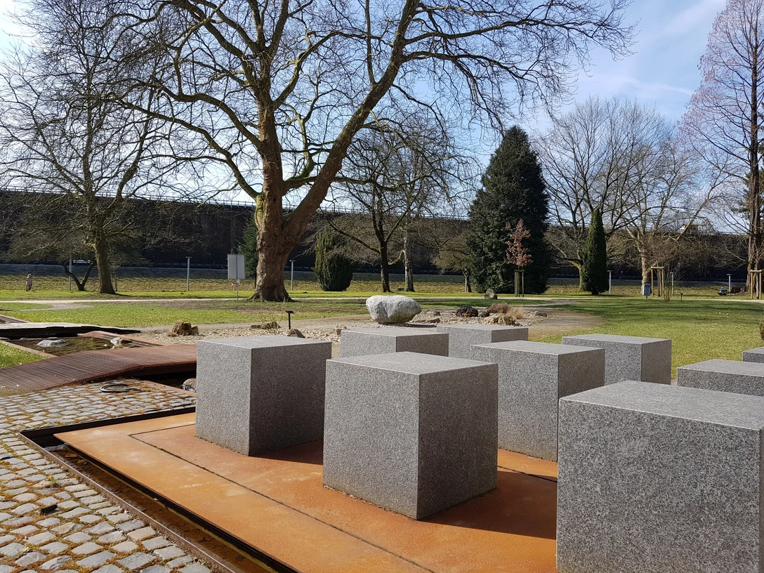 De Bijbeltuin in Bad Rothenfelde De Bijbeltuin in Bad Rothenfelde bij het Nieuwe GradeerwerkGranitblöcke auf rostfarbenem Untergrund in einem Park mit Bäumen im Hintergrund.Granite blocks on a rust-colored background in a park with trees in the background.Granitblokke på en rustfarvet baggrund i en park med træer i baggrunden.