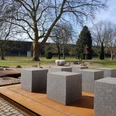 De Bijbeltuin in Bad Rothenfelde De Bijbeltuin in Bad Rothenfelde bij het Nieuwe GradeerwerkGranitblöcke auf rostfarbenem Untergrund in einem Park mit Bäumen im Hintergrund.Granite blocks on a rust-colored background in a park with trees in the background.Granitblokke på en rustfarvet baggrund i en park med træer i baggrunden.