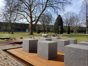 Der Bibelgarten in Bad Rothenfelde am Neuen Gradierwerk De Bijbeltuin in Bad Rothenfelde bij het Nieuwe GradeerwerkGranitblöcke auf rostfarbenem Untergrund in einem Park mit Bäumen im Hintergrund.Granite blocks on a rust-colored background in a park with trees in the background.Granitblokke på en rustfarvet baggrund i en park med træer i baggrunden.