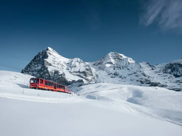 jungfraujoch-jungfraubahn-winter-berge-panorama