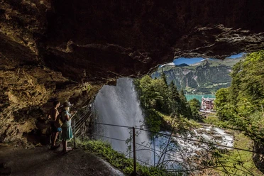 brienz-giessbach-wasserfaelle-sommer-hoehle