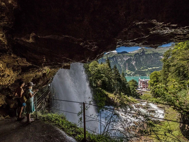 brienz-giessbach-wasserfaelle-sommer-hoehle