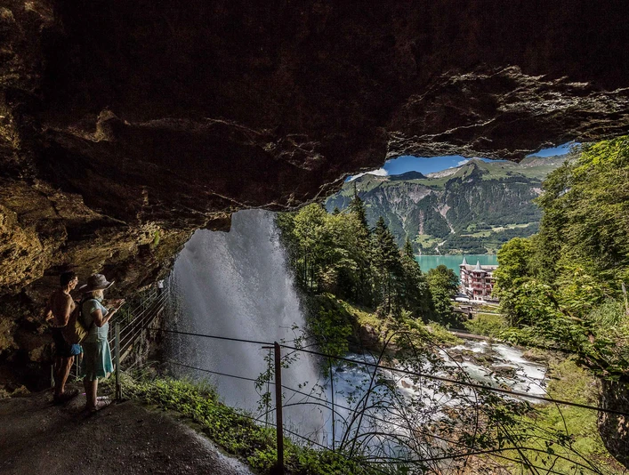 brienz-giessbach-wasserfaelle-sommer-hoehle