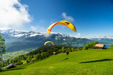 paragliding-interlaken-sommer-berge-panorama-sonnenschein