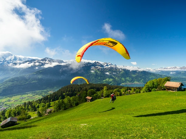 paragliding-interlaken-sommer-berge-panorama-sonnenschein