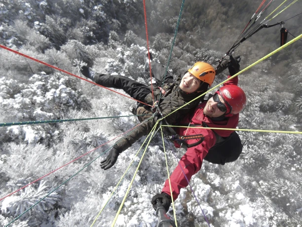 swiss-paragliding-wald-schnee-winter