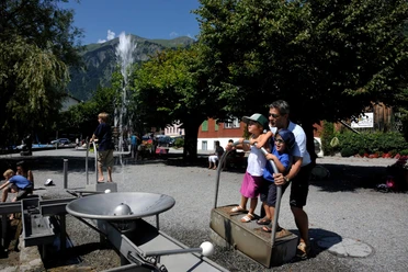 brienz-wasserspiel-kinder-sommer