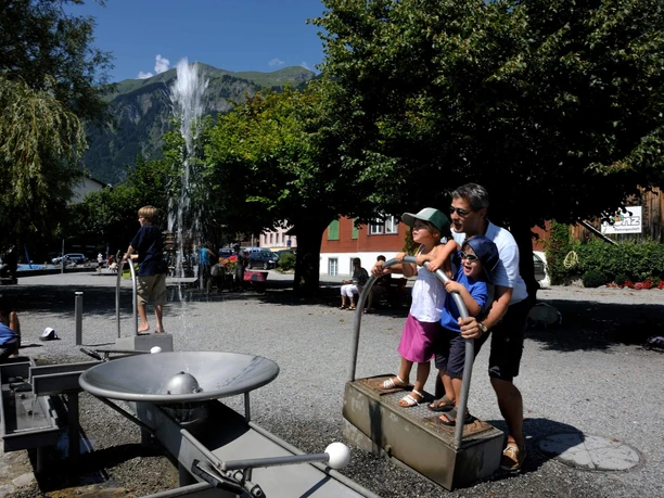 brienz-wasserspiel-kinder-sommer